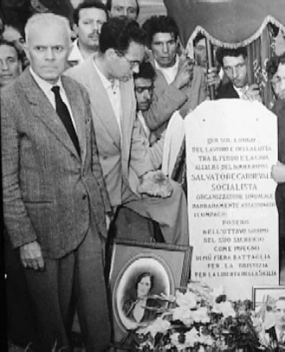 Il futuro Presidente della Repubblica Sandro Pertini onora la lapide di Salvatore Carnevale.