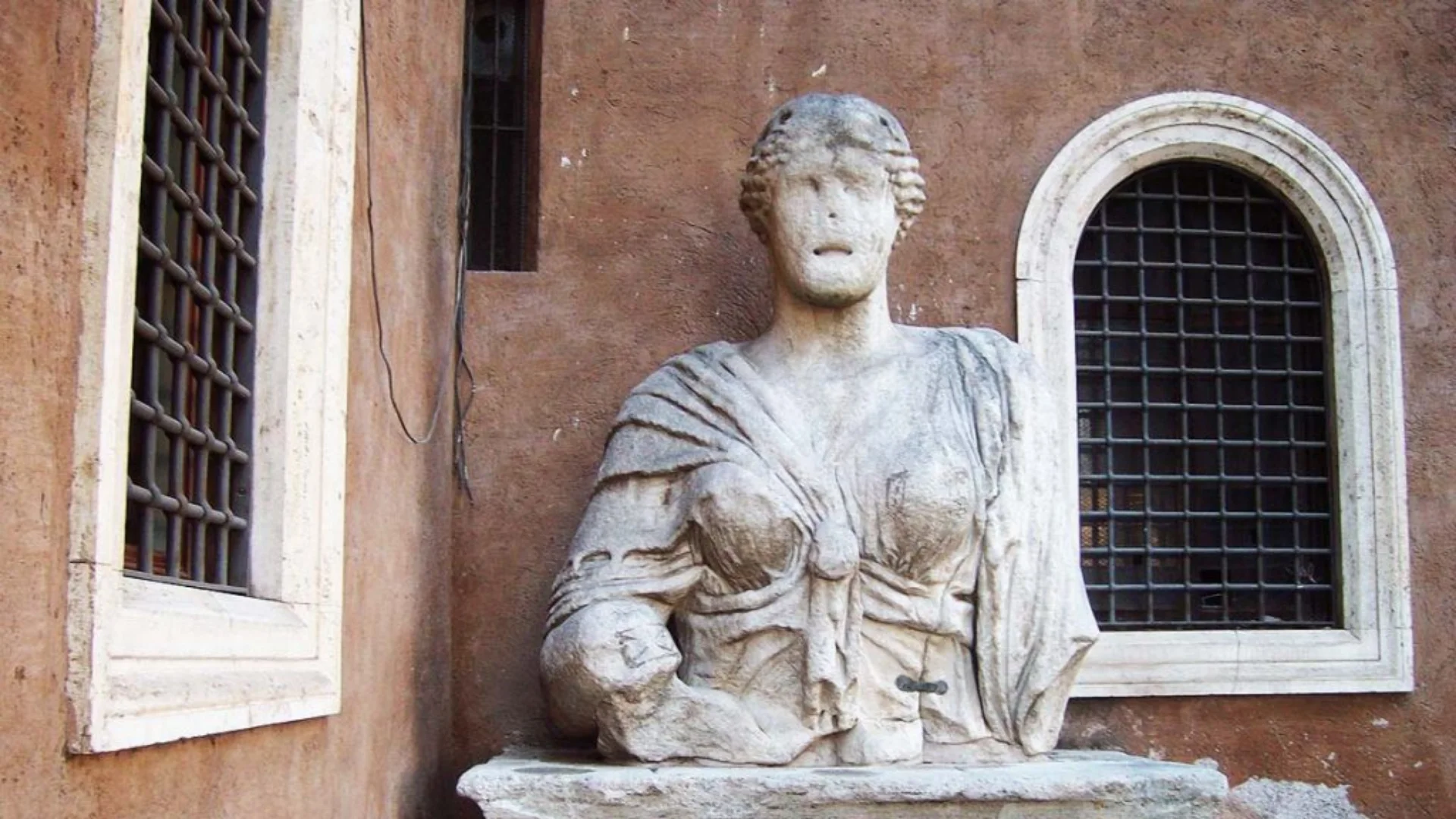"Passeggiata tra le statue parlanti